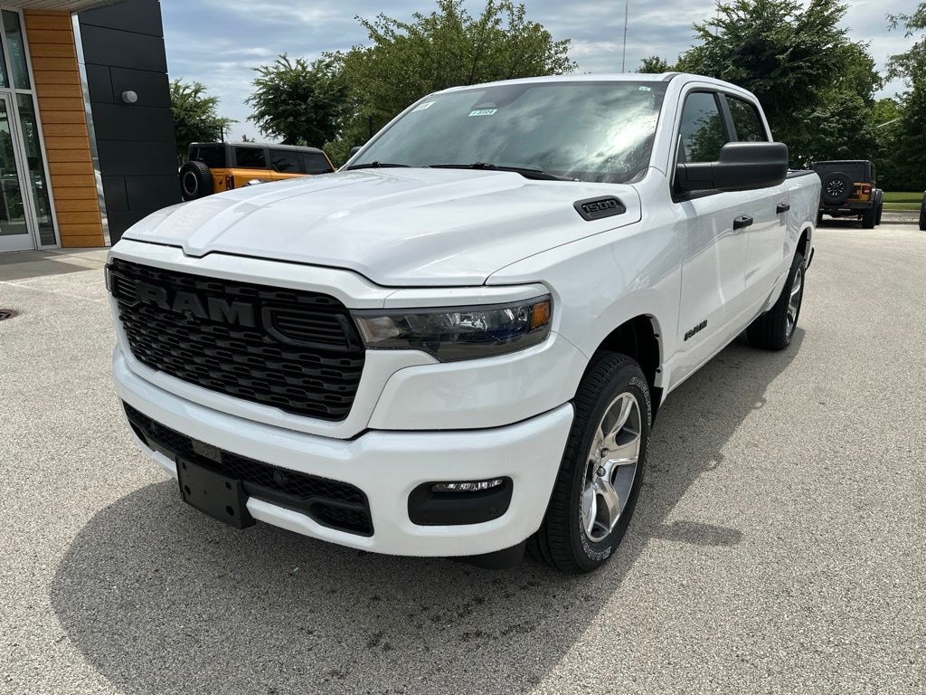 New 2026 Ram 1500 EXPRESS CREW CAB 4X4 5'7 BOX Pickup
