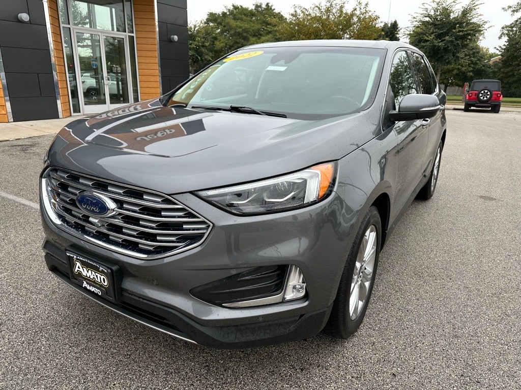 2022 Ford Edge Titanium photo 2