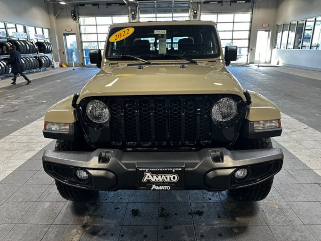 Used 2022 Jeep Gladiator Altitude Truck