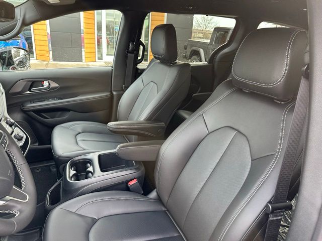 2026 Chrysler Pacifica Select - Photo 23