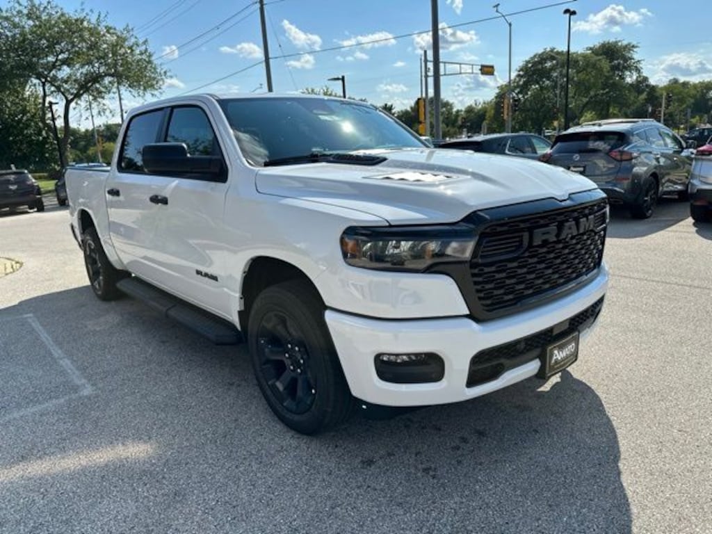 New 2026 Ram 1500 EXPRESS CREW CAB 4X4 5'7 BOX Pickup