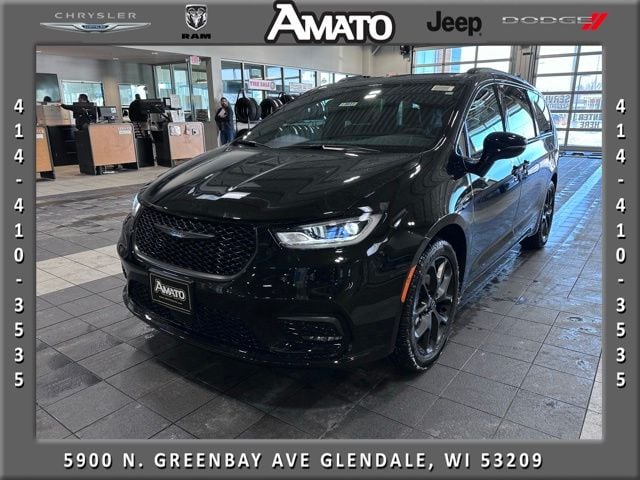 2026 Chrysler Pacifica Select's photo