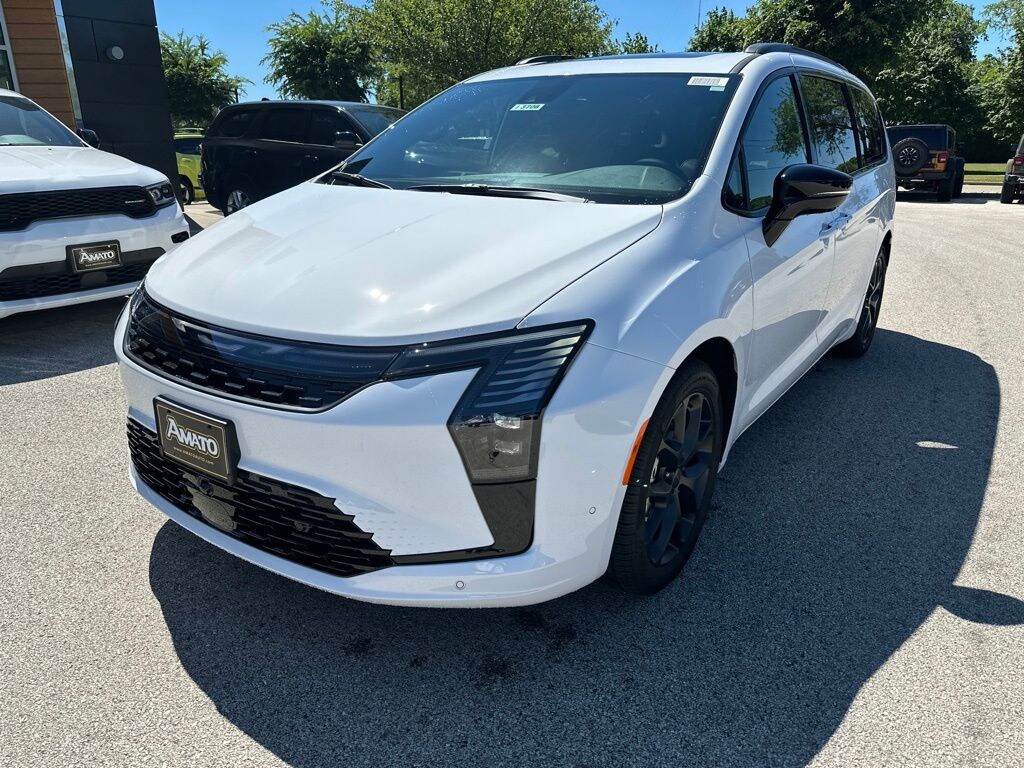 New 2027 Chrysler Pacifica LIMITED Passenger Van