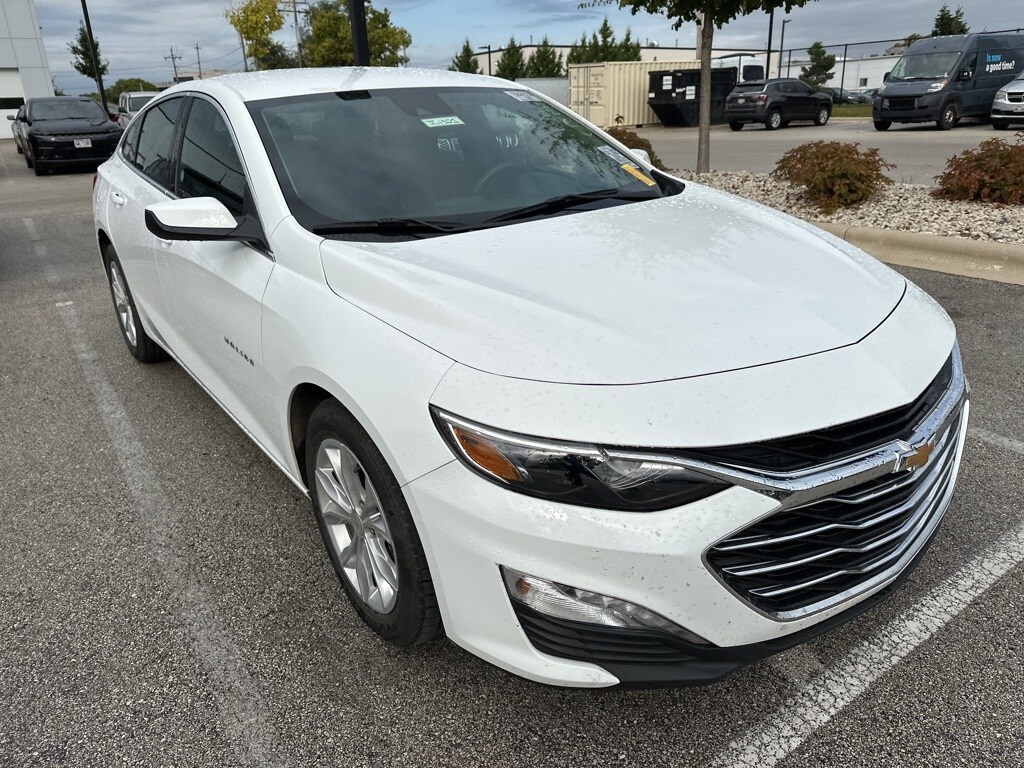 2024 Chevrolet Malibu 1LT photo 2