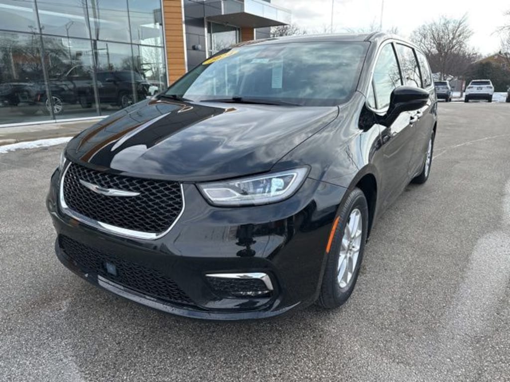 Used 2024 Chrysler Pacifica Touring L Minivan/Van