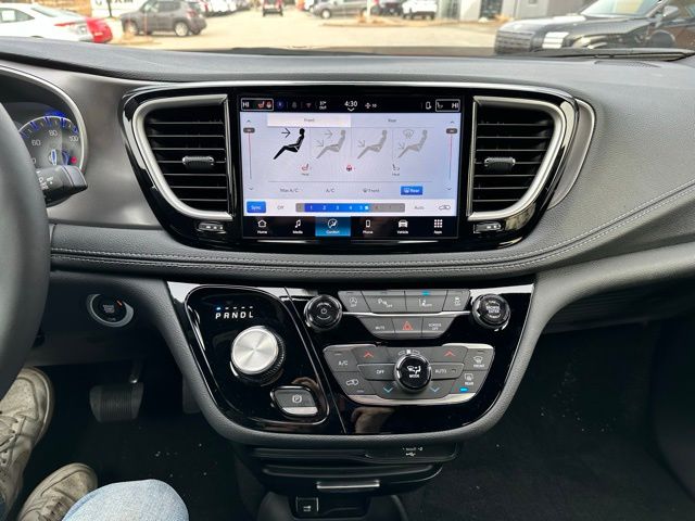 2026 Chrysler Pacifica Select - Photo 24