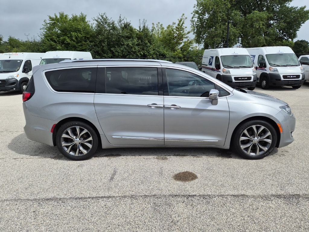 Used 2017 Chrysler Pacifica Limited Minivan/Van