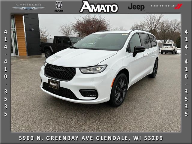 2026 Chrysler Pacifica Limited AWD's photo