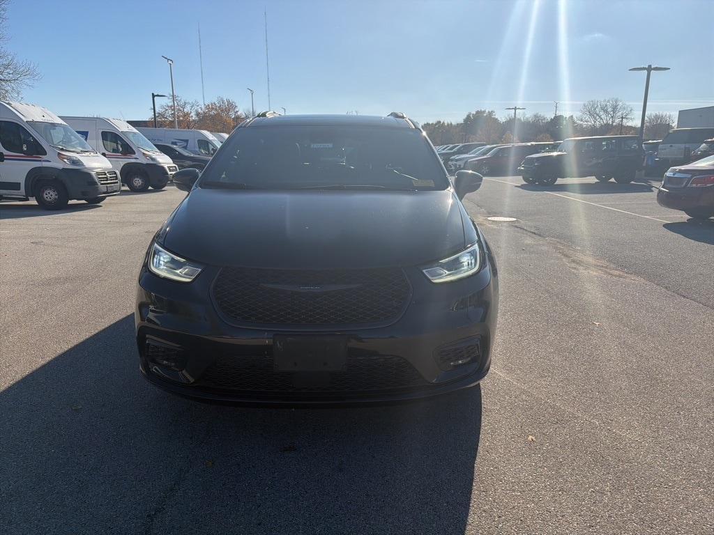 Used 2023 Chrysler Pacifica Limited Minivan/Van