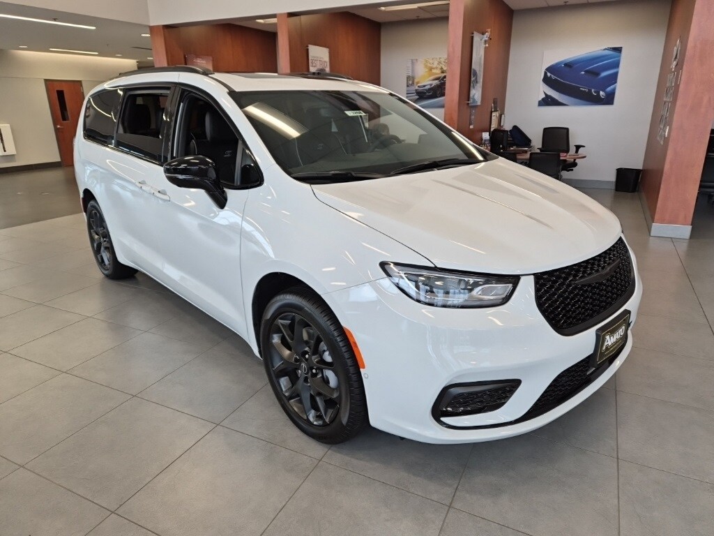 2026 Chrysler Pacifica Limited photo 2