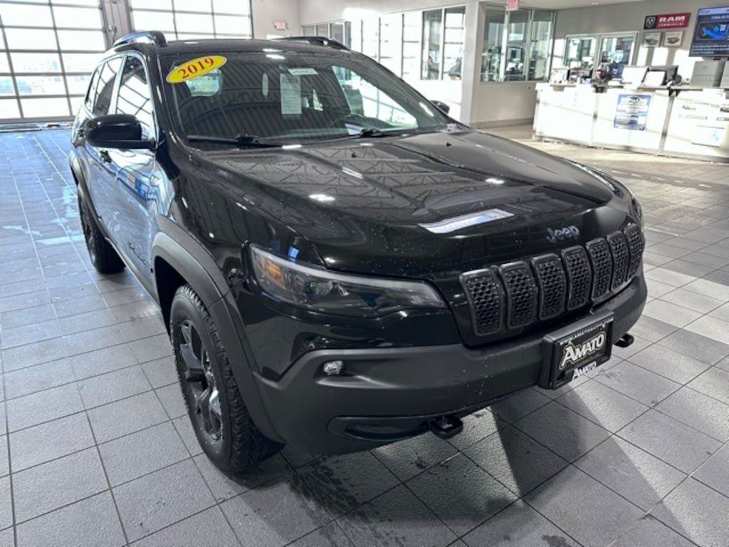 Used 2019 Jeep Cherokee Latitude SUV