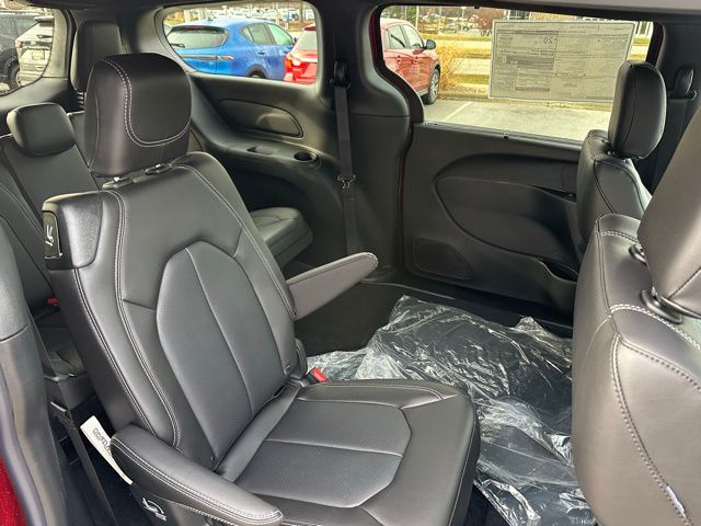 2026 Chrysler Pacifica Select - Photo 18