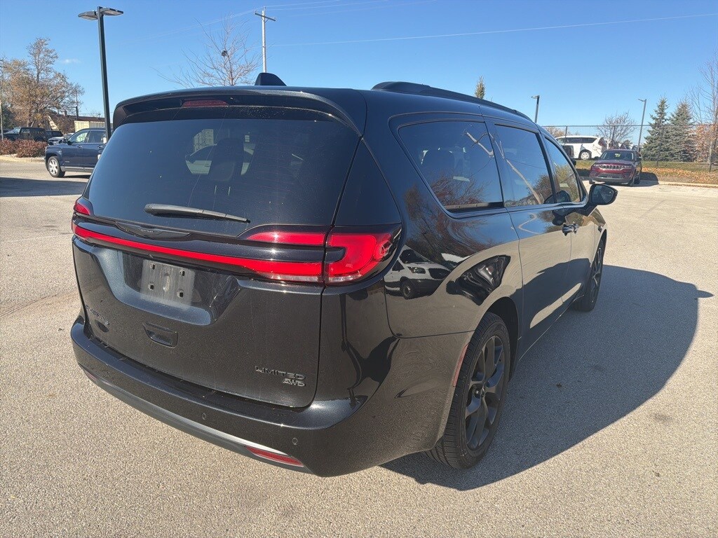 2023 Chrysler Pacifica Limited photo 3