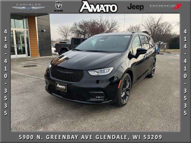 2026 Chrysler Pacifica Limited's photo
