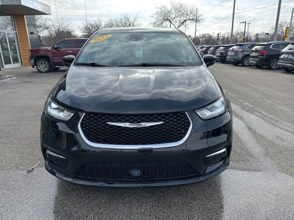 Used 2024 Chrysler Pacifica Touring L Minivan/Van