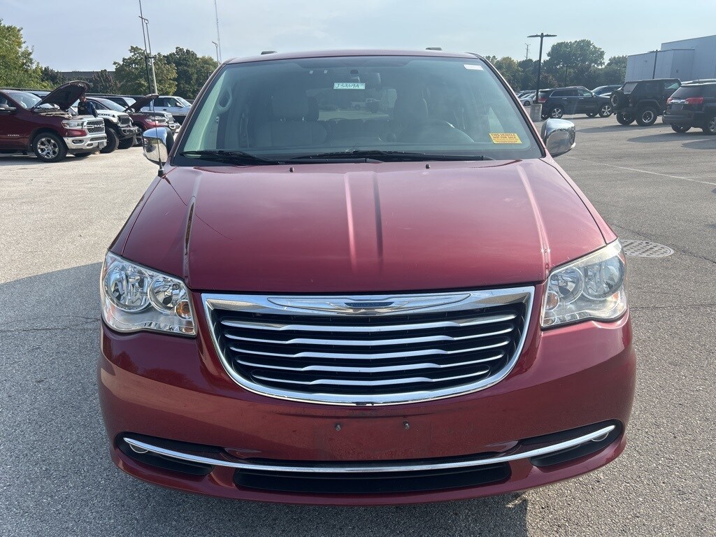 2014 Chrysler Town & Country photo 3