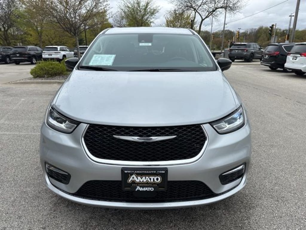 Used 2024 Chrysler Pacifica Touring L Minivan/Van