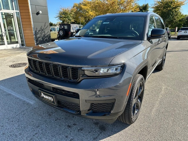 2025 Jeep Grand Cherokee Altitude photo 2