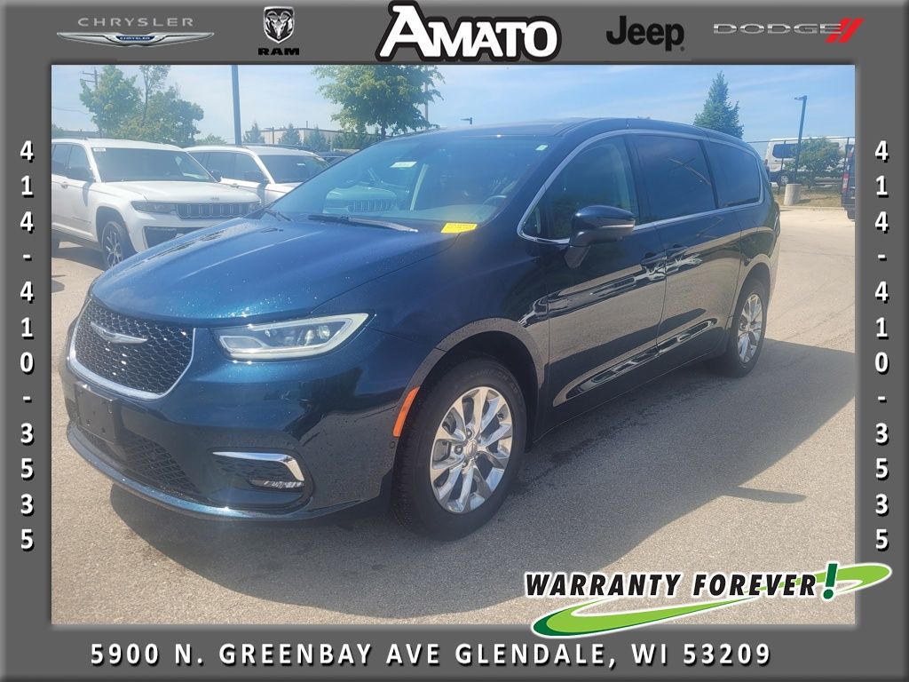 2023 Chrysler Pacifica Touring L AWD's photo