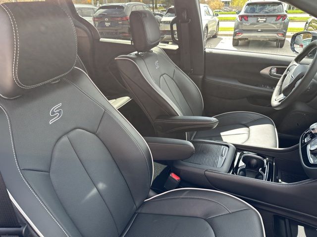 2026 Chrysler Pacifica Limited - Photo 14