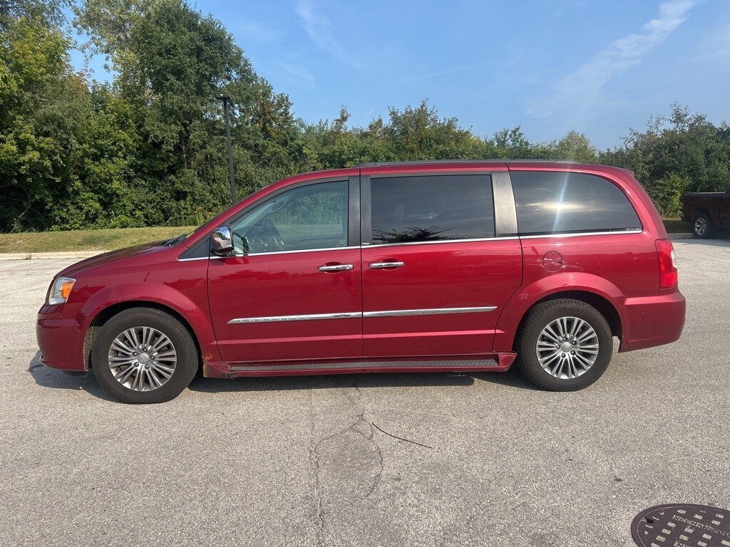 2014 Chrysler Town & Country photo 2