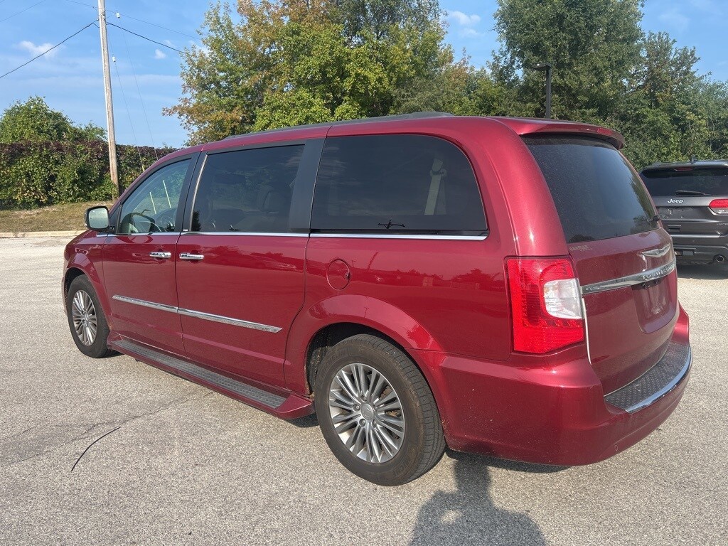 2014 Chrysler Town & Country photo 4