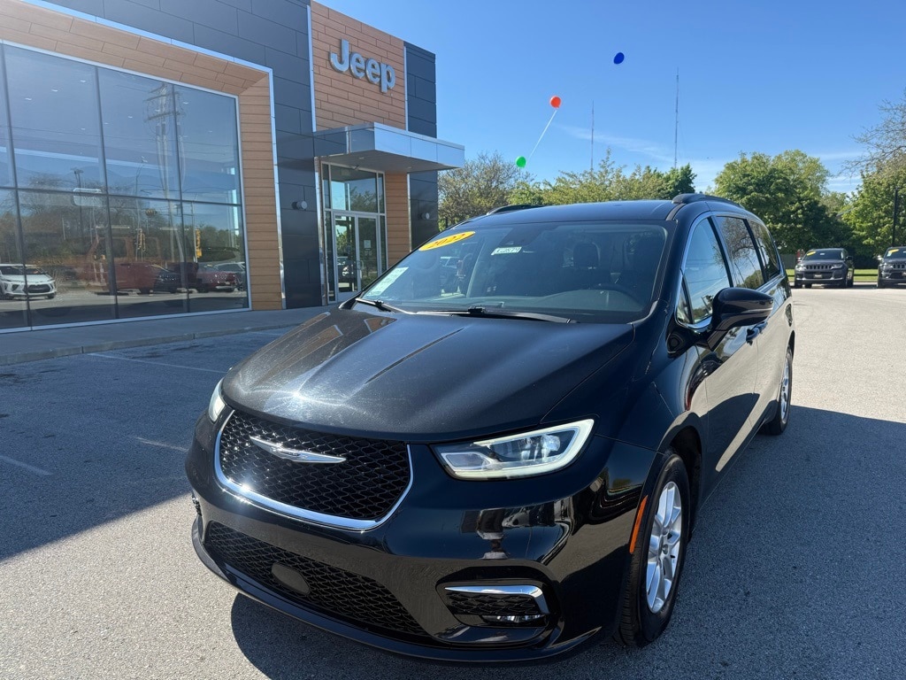 Used 2022 Chrysler Pacifica Touring L with VIN 2C4RC1BG5NR158233 for sale in Milwaukee, WI