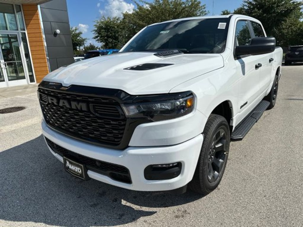New 2026 Ram 1500 EXPRESS CREW CAB 4X4 5'7 BOX Pickup
