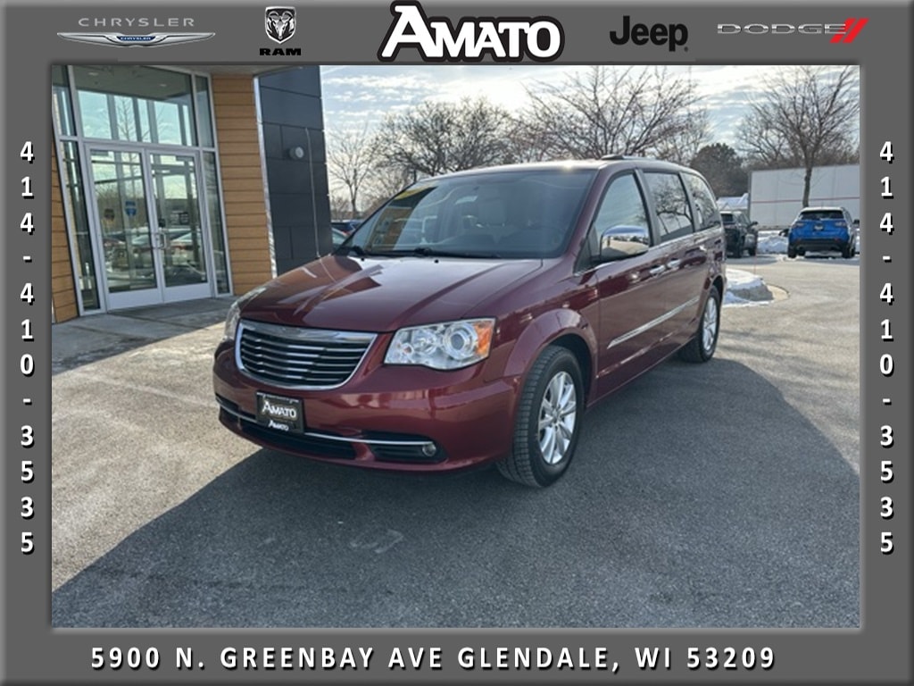 2016 Chrysler Town & Country Limited Platinum's photo