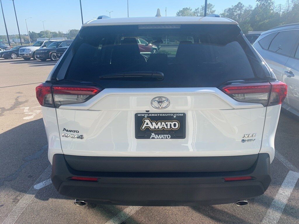 2025 Toyota RAV4 Hybrid XLE photo 4