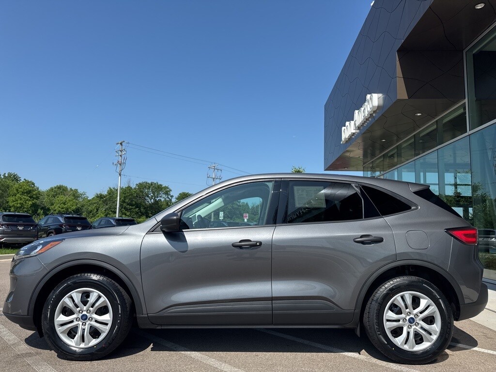 2022 Ford Escape S photo 2