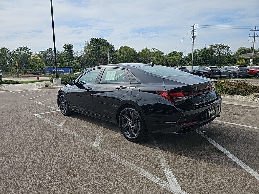 2023 Hyundai Elantra SEL photo 3