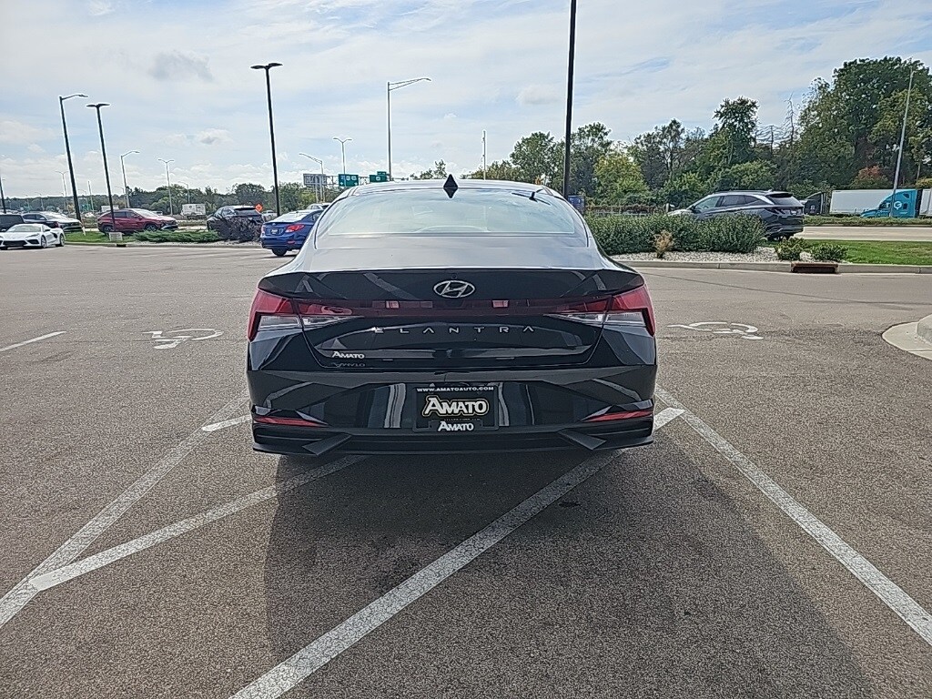 2023 Hyundai Elantra SEL photo 4