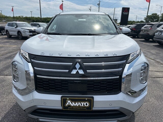 2025 Mitsubishi Outlander SE photo 2