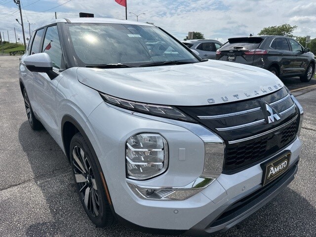 2025 Mitsubishi Outlander SE photo 3