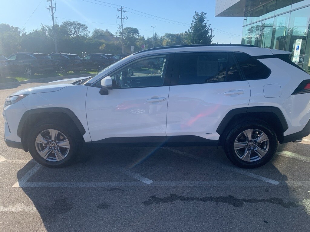 2025 Toyota RAV4 Hybrid XLE photo 2