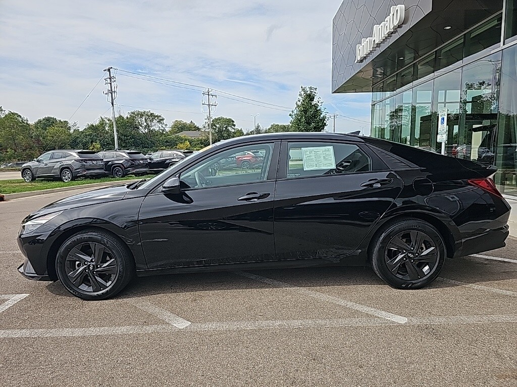 2023 Hyundai Elantra SEL photo 2