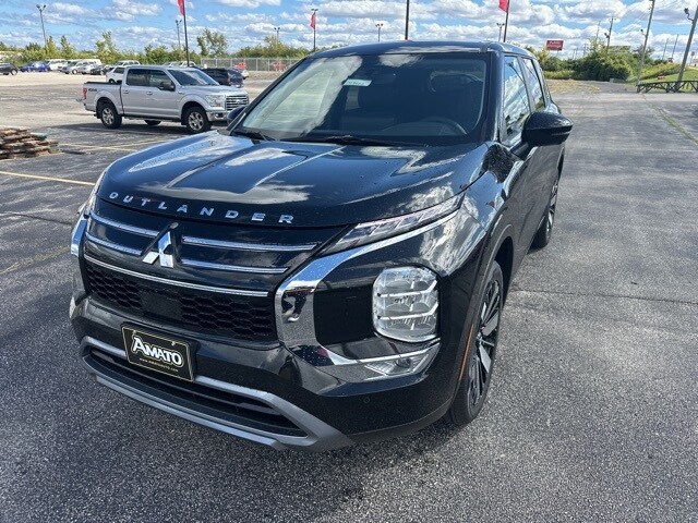 2025 Mitsubishi Outlander SE photo 2