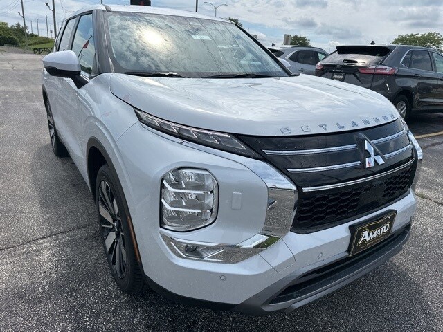 2025 Mitsubishi Outlander SE photo 3