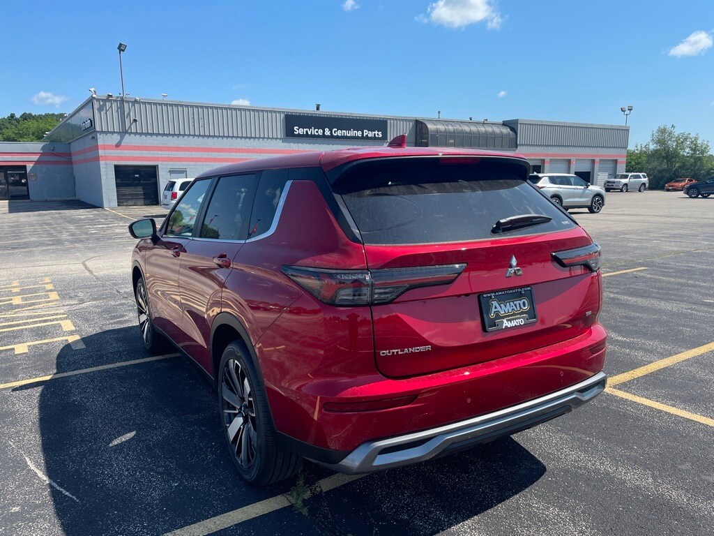 2025 Mitsubishi Outlander SE photo 3