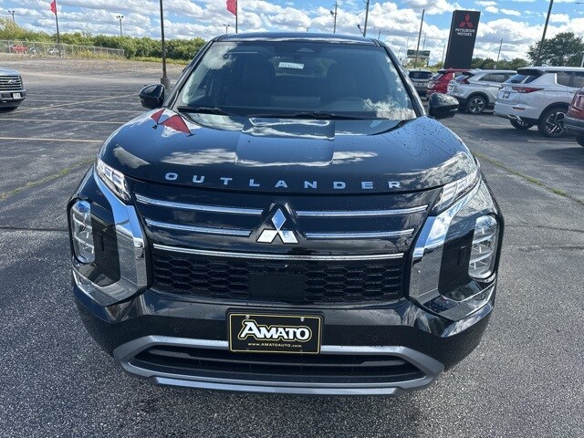 2025 Mitsubishi Outlander SE photo 3