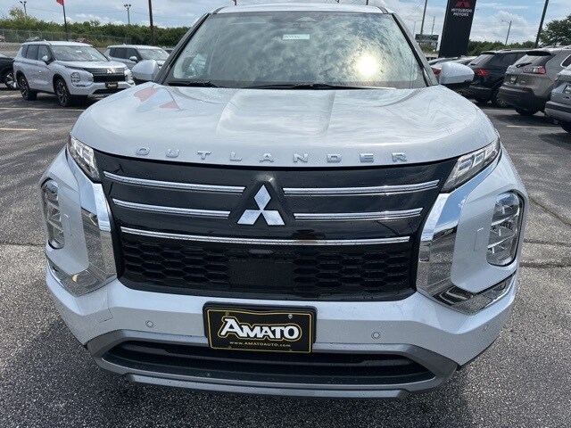 2025 Mitsubishi Outlander SE photo 2