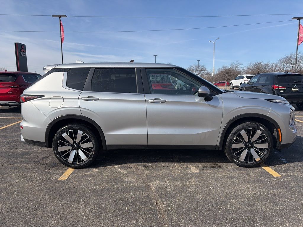 2026 Mitsubishi Outlander SE - Photo 9