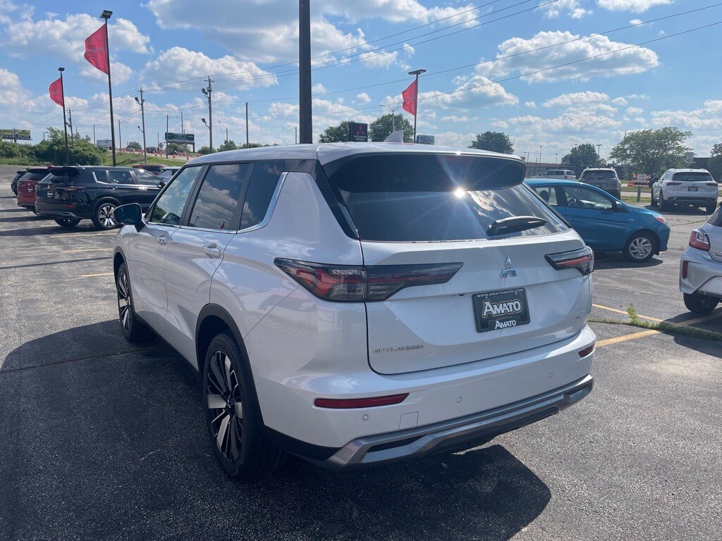 2025 Mitsubishi Outlander SE photo 3