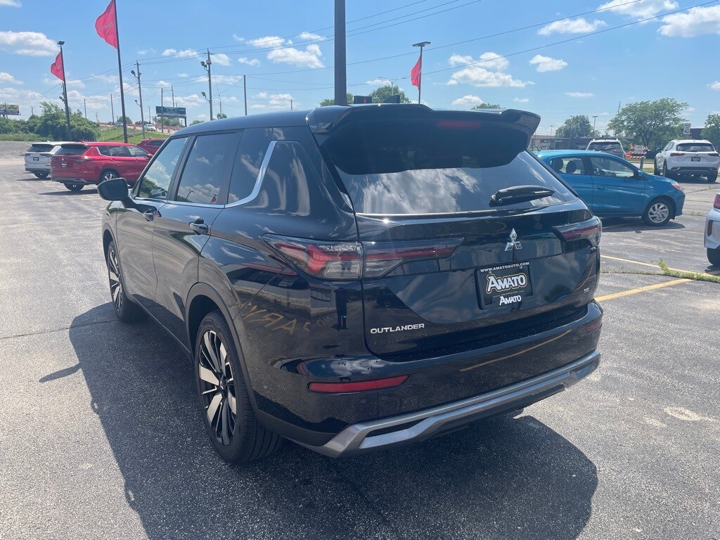 2025 Mitsubishi Outlander SE photo 3