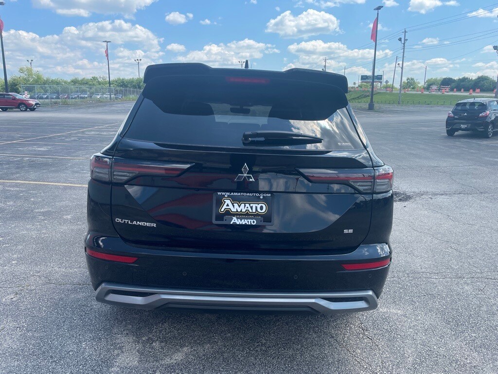 2025 Mitsubishi Outlander SE photo 4