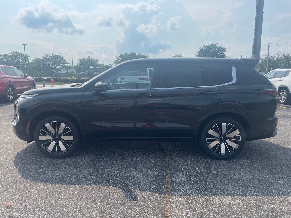 2025 Mitsubishi Outlander SE photo 2