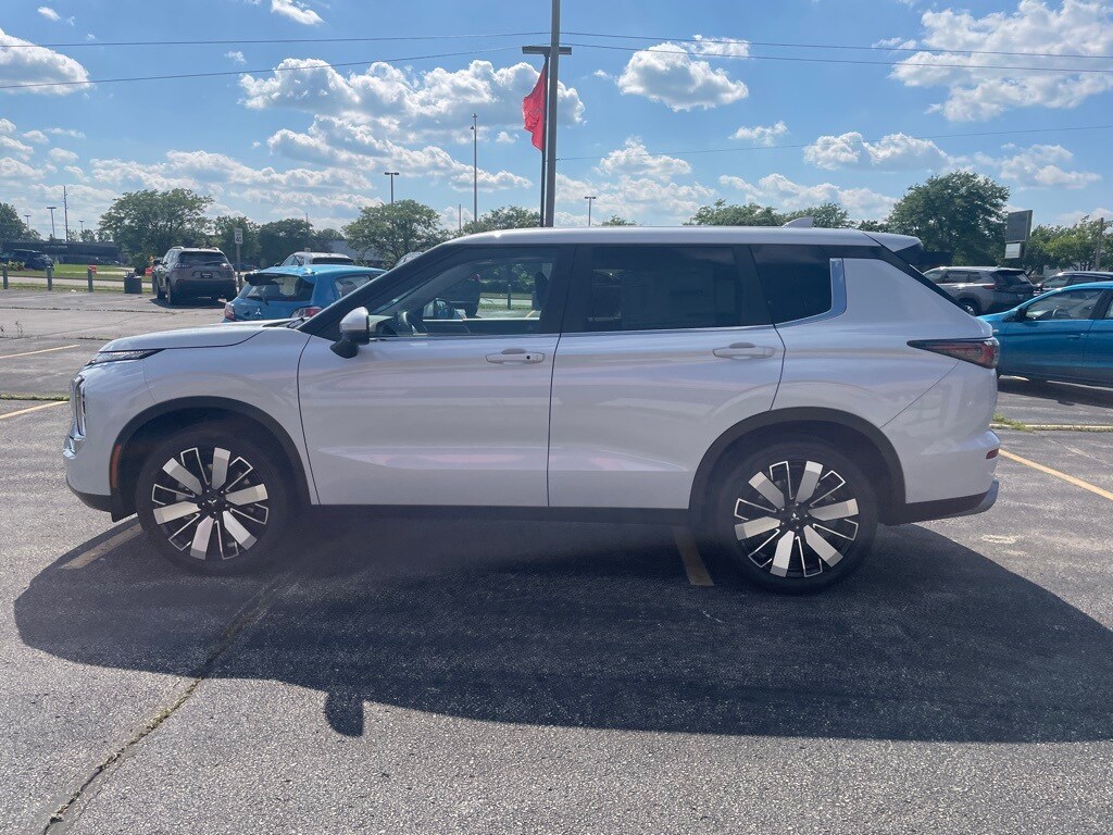 2025 Mitsubishi Outlander SE photo 2