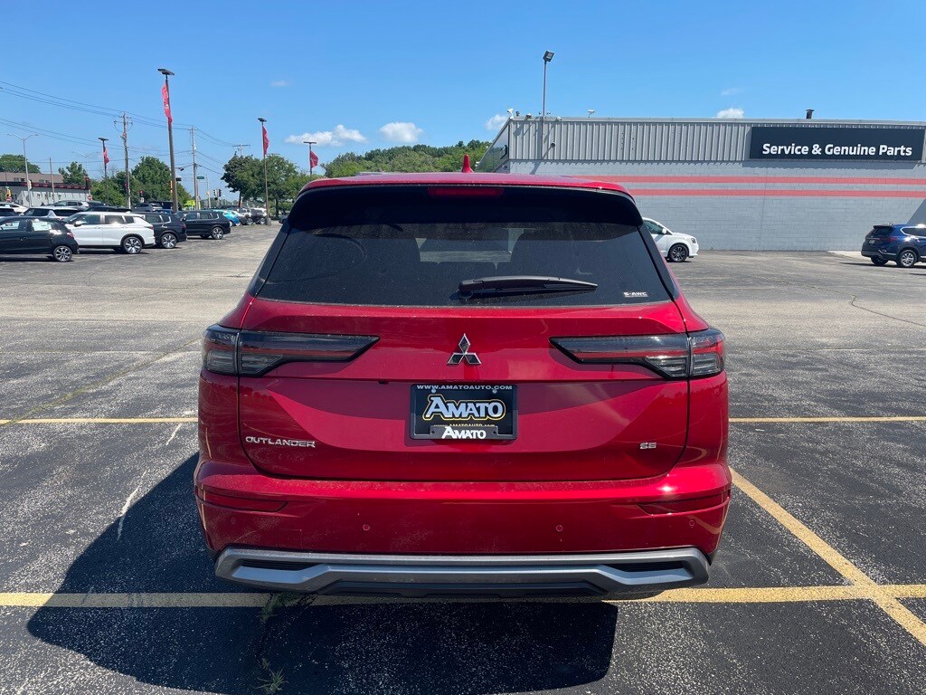 2025 Mitsubishi Outlander SE photo 4
