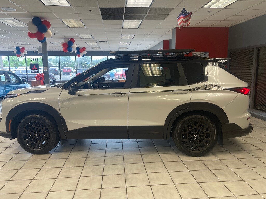 2025 Mitsubishi Outlander SE Ralliart photo 2